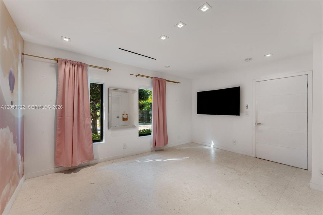 For Sale: $2,750,000 (3 beds, 3 baths, 2146 Square Feet)