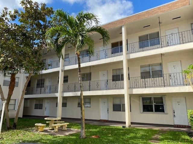 For Rent: $1,400 (1 beds, 1 baths, 640 Square Feet)