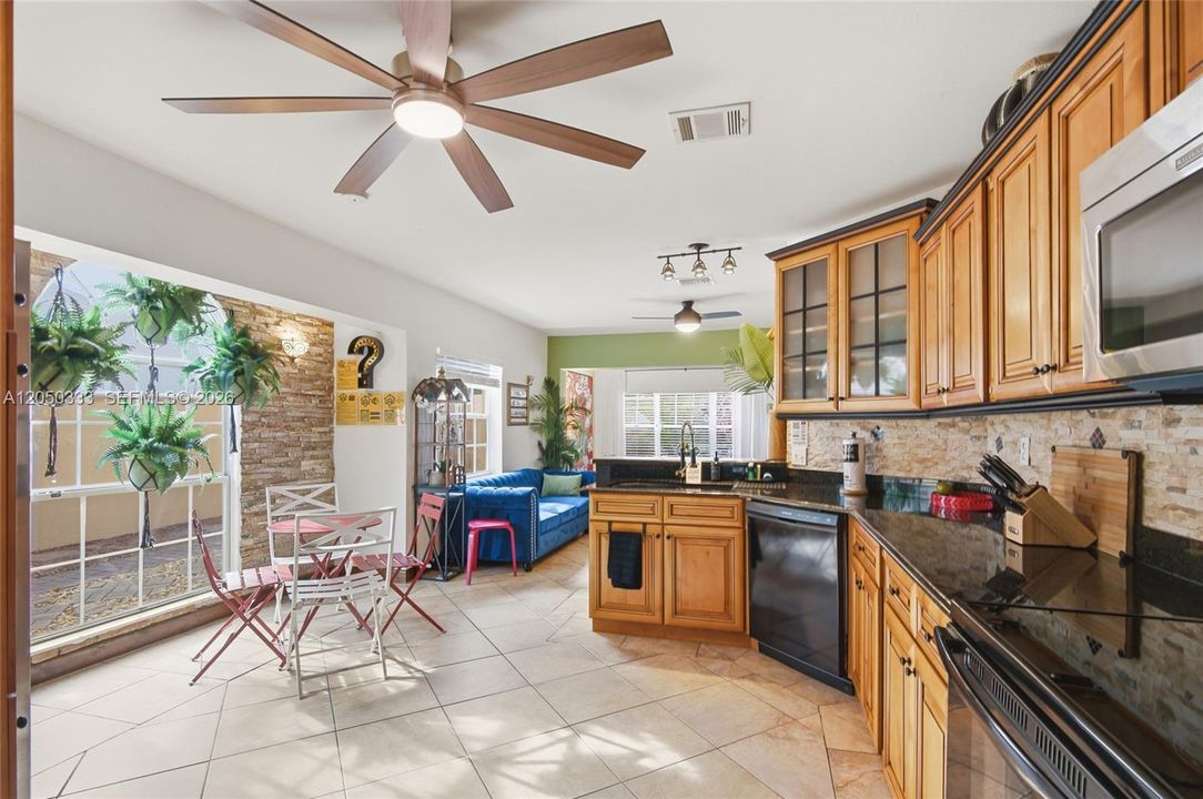 For Sale: $499,999 (2 beds, 2 baths, 1373 Square Feet)
