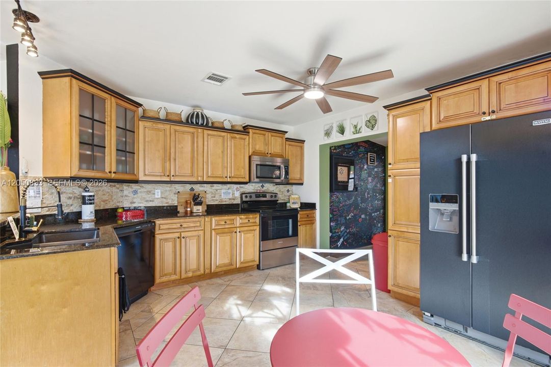 For Sale: $499,999 (2 beds, 2 baths, 1373 Square Feet)