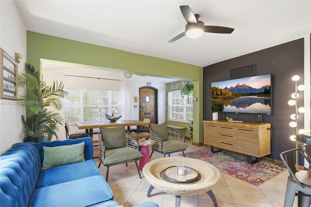 For Sale: $499,999 (2 beds, 2 baths, 1373 Square Feet)