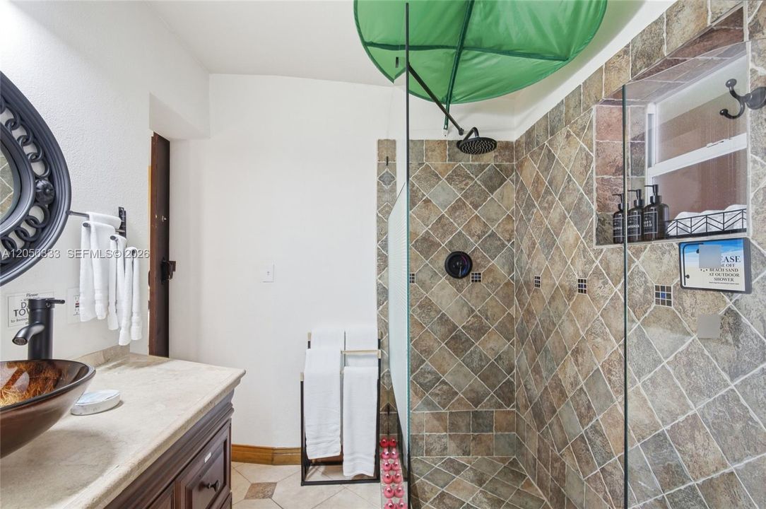 For Sale: $499,999 (2 beds, 2 baths, 1373 Square Feet)