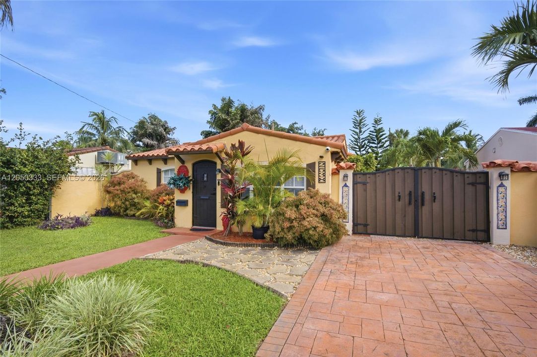 For Sale: $499,999 (2 beds, 2 baths, 1373 Square Feet)