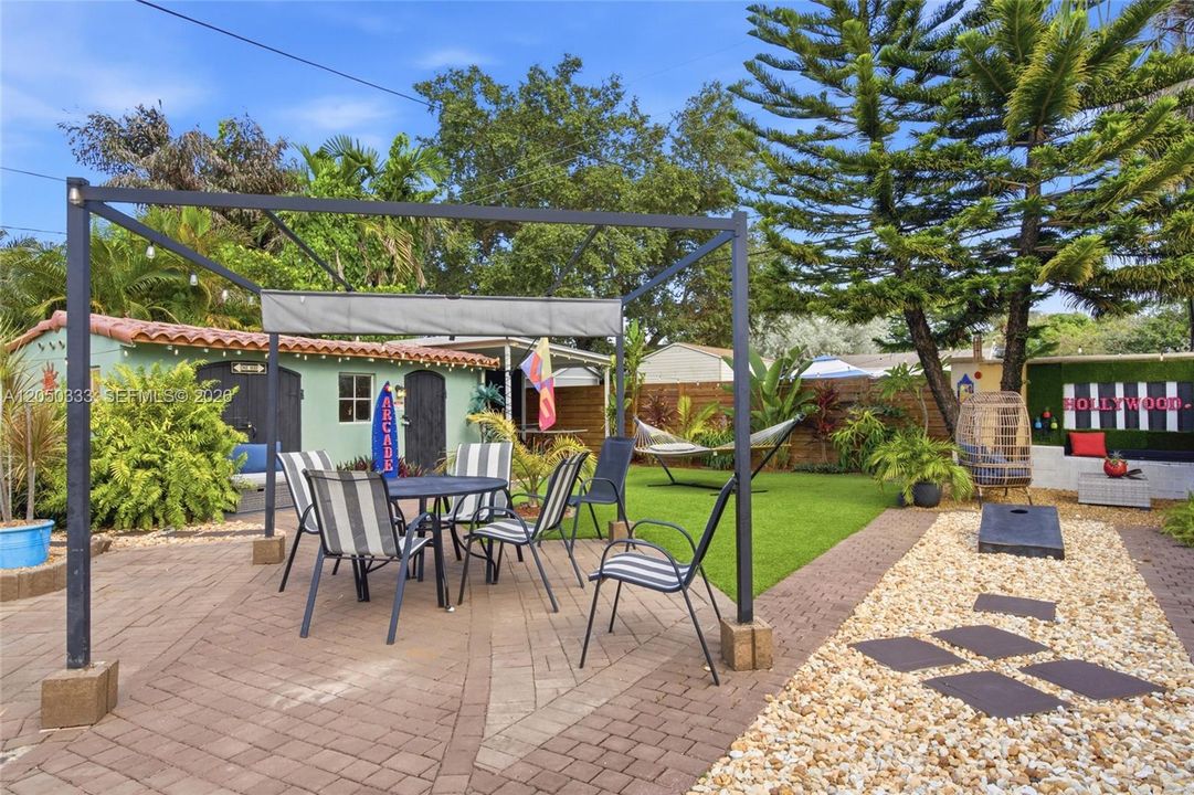 For Sale: $499,999 (2 beds, 2 baths, 1373 Square Feet)