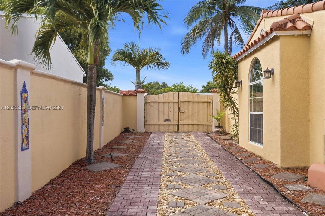 For Sale: $499,999 (2 beds, 2 baths, 1373 Square Feet)