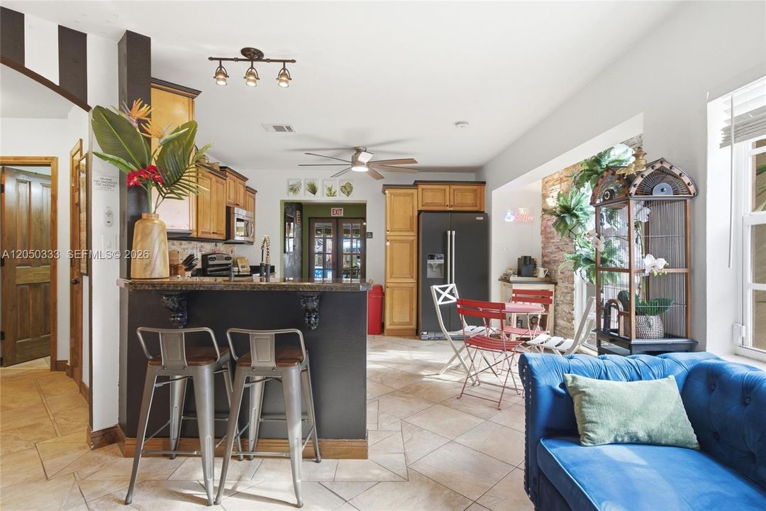 For Sale: $499,999 (2 beds, 2 baths, 1373 Square Feet)