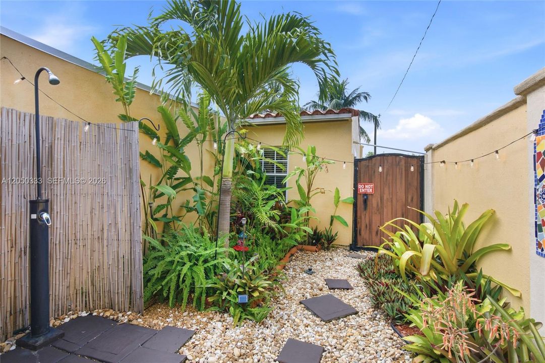 For Sale: $499,999 (2 beds, 2 baths, 1373 Square Feet)