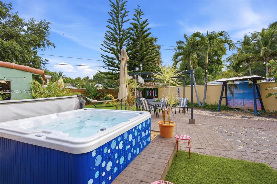 For Sale: $499,999 (2 beds, 2 baths, 1373 Square Feet)