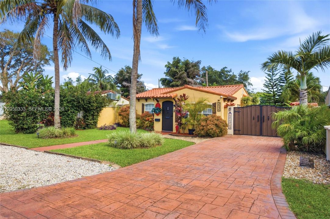 For Sale: $499,999 (2 beds, 2 baths, 1373 Square Feet)