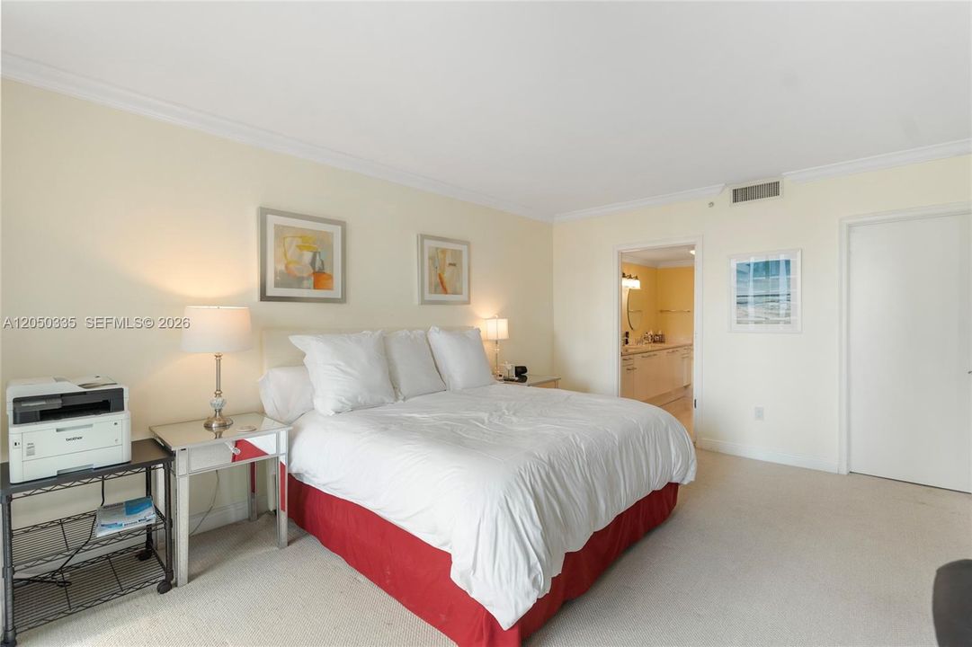 For Rent: $7,000 (1 beds, 1 baths, 896 Square Feet)
