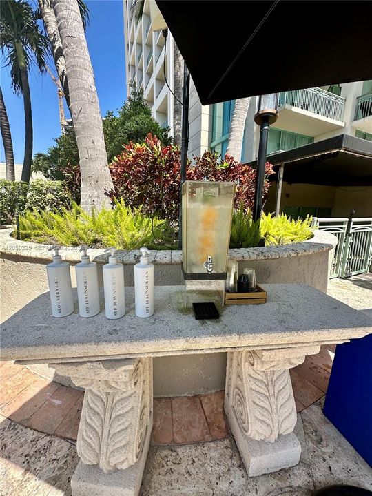 For Rent: $7,000 (1 beds, 1 baths, 896 Square Feet)