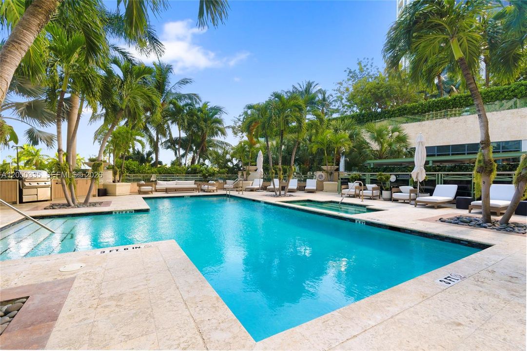 For Rent: $7,000 (1 beds, 1 baths, 896 Square Feet)