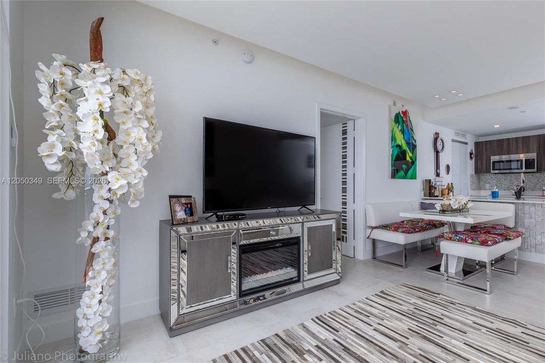 For Rent: $4,600 (1 beds, 2 baths, 888 Square Feet)