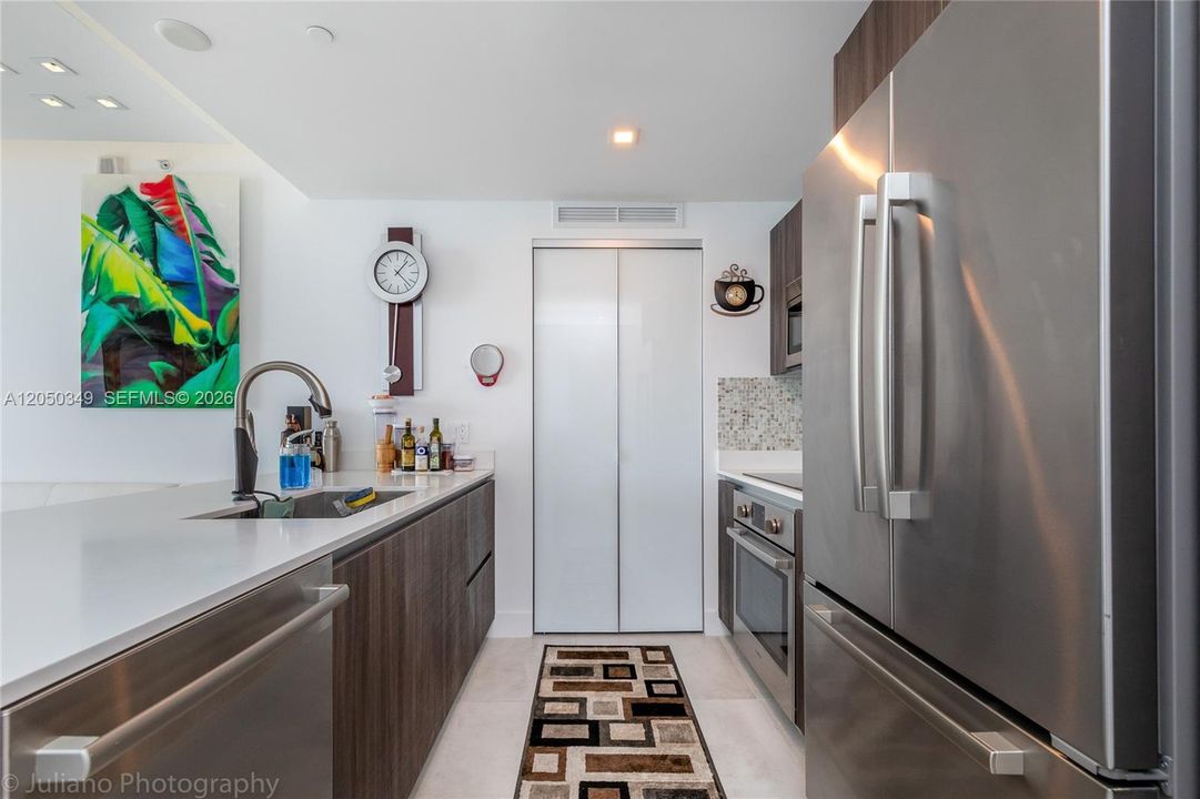 For Rent: $4,600 (1 beds, 2 baths, 888 Square Feet)