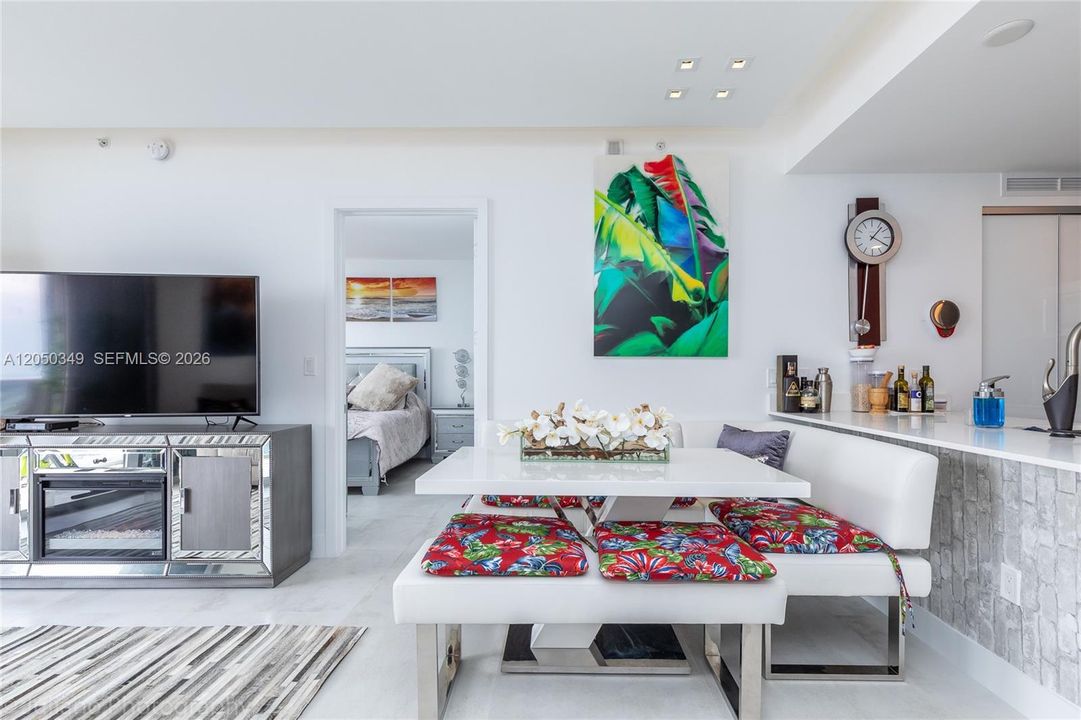 For Rent: $4,600 (1 beds, 2 baths, 888 Square Feet)
