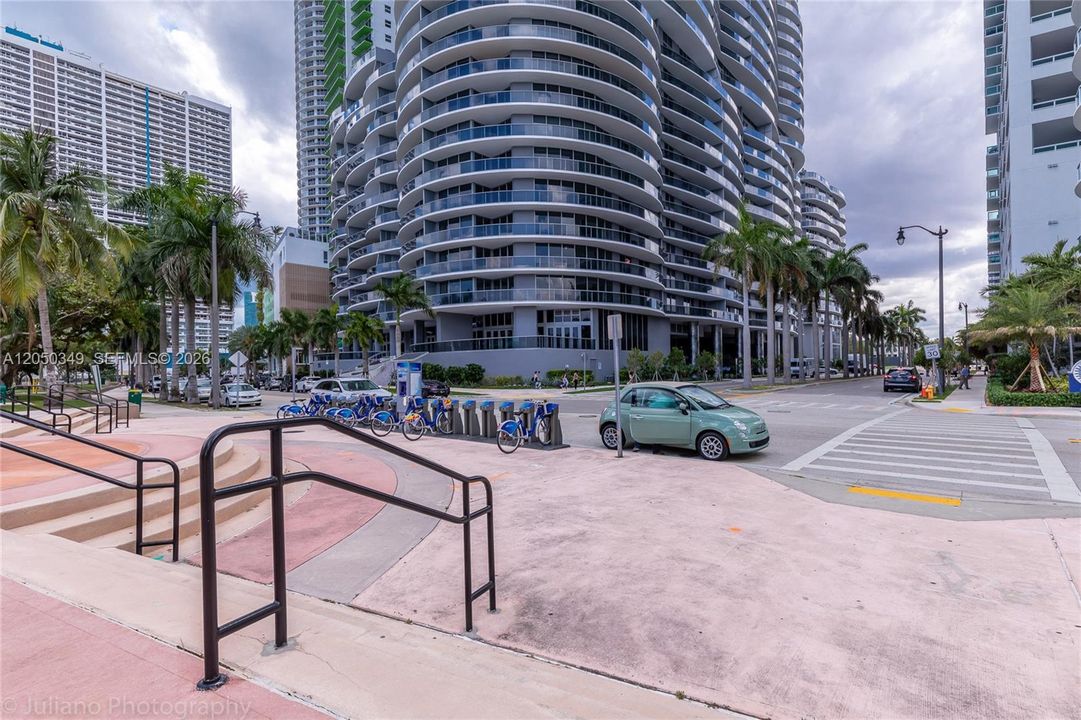 For Rent: $4,600 (1 beds, 2 baths, 888 Square Feet)