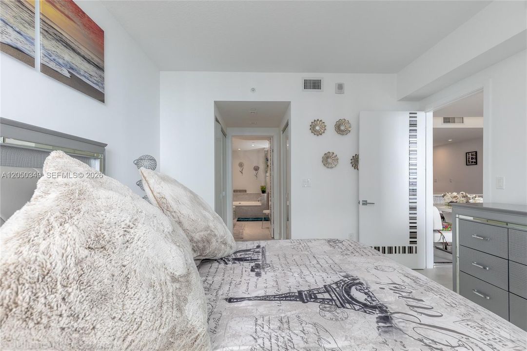 For Rent: $4,600 (1 beds, 2 baths, 888 Square Feet)