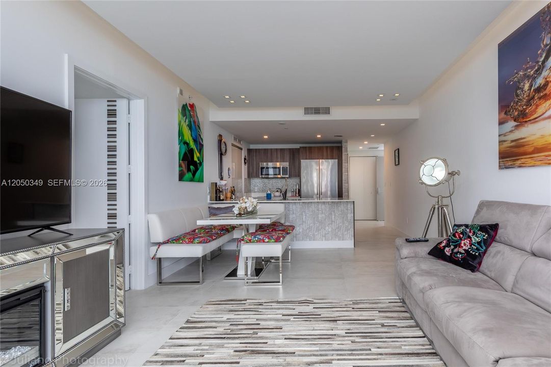 For Rent: $4,600 (1 beds, 2 baths, 888 Square Feet)