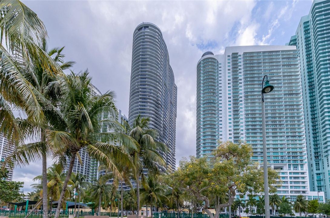 For Rent: $4,600 (1 beds, 2 baths, 888 Square Feet)