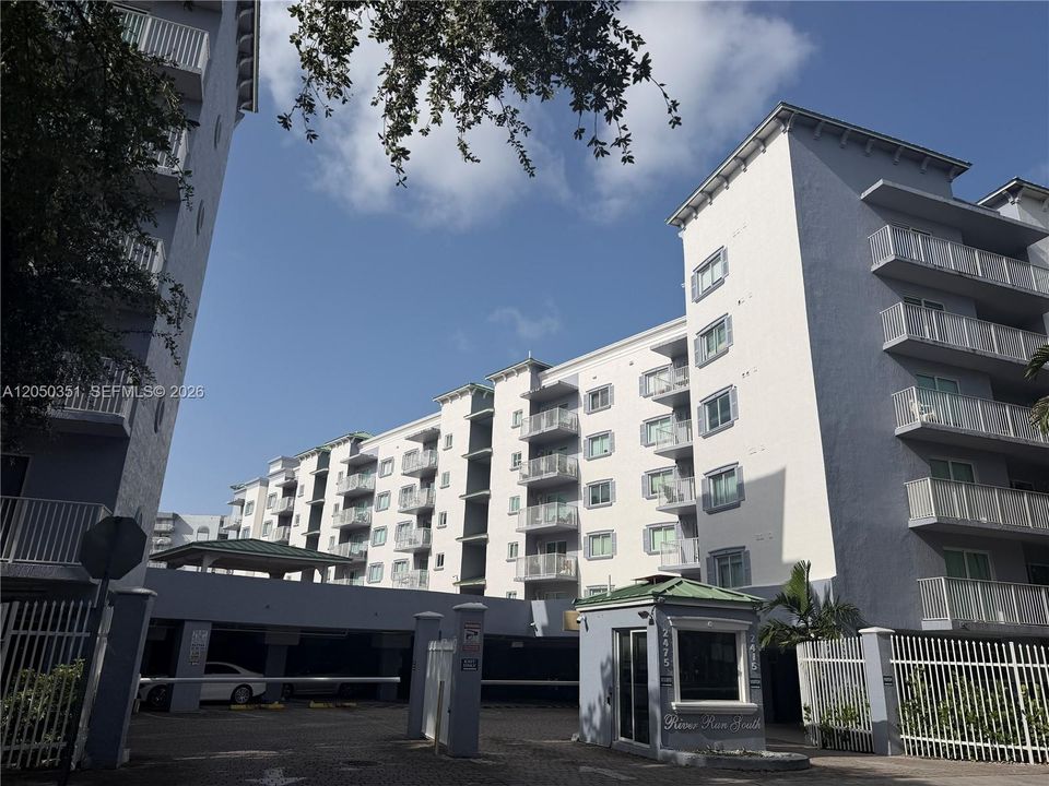 For Rent: $2,500 (2 beds, 2 baths, 900 Square Feet)