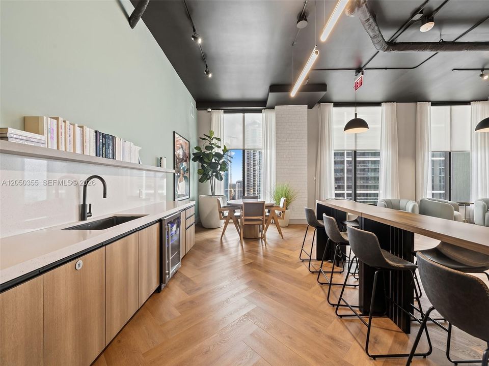 For Sale: $500,000 (0 beds, 1 baths, 544 Square Feet)