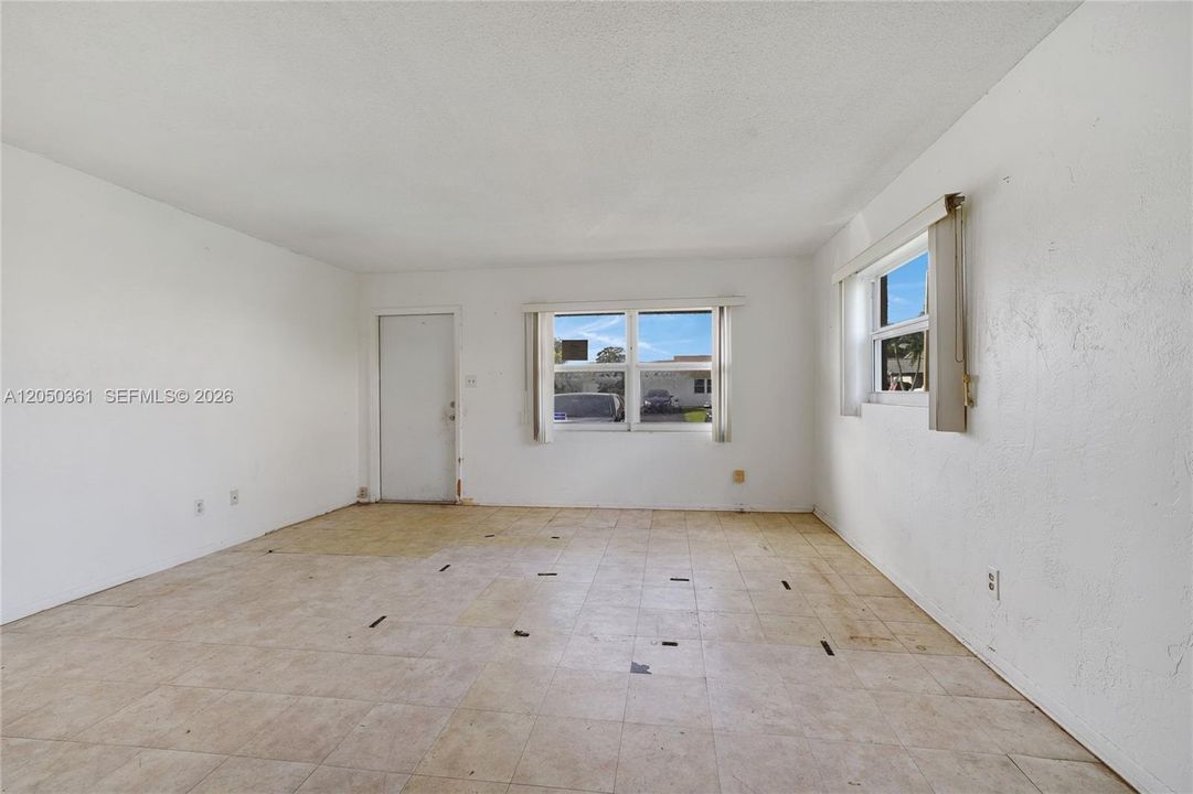 For Sale: $310,000 (2 beds, 1 baths, 1073 Square Feet)