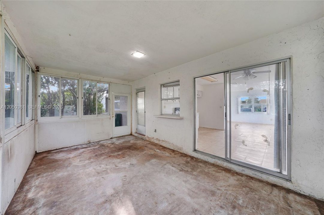 For Sale: $310,000 (2 beds, 1 baths, 1073 Square Feet)