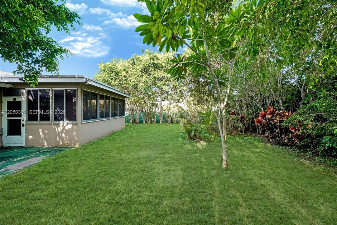 For Sale: $310,000 (2 beds, 1 baths, 1073 Square Feet)