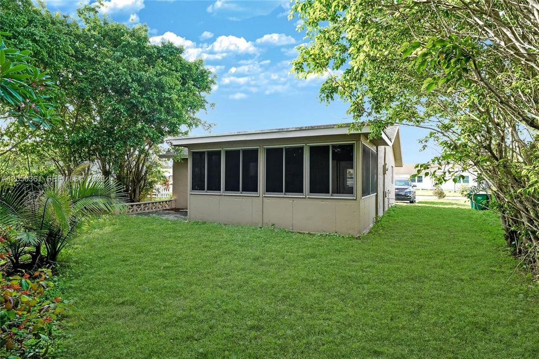 For Sale: $310,000 (2 beds, 1 baths, 1073 Square Feet)