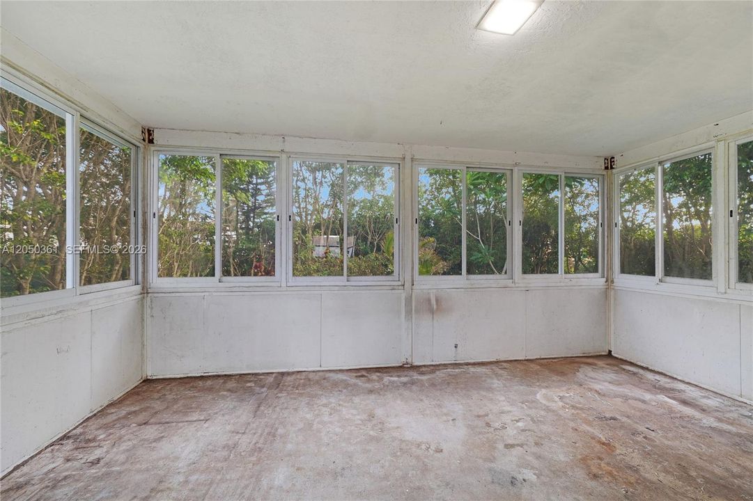 For Sale: $310,000 (2 beds, 1 baths, 1073 Square Feet)