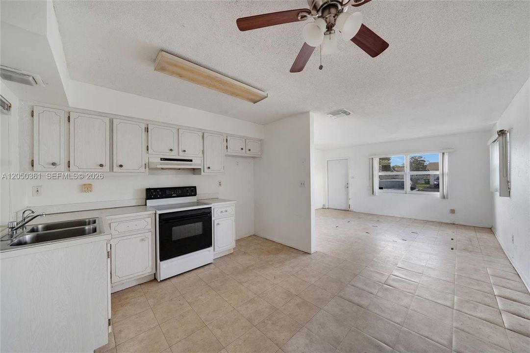For Sale: $310,000 (2 beds, 1 baths, 1073 Square Feet)