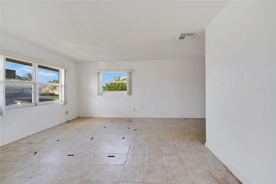For Sale: $310,000 (2 beds, 1 baths, 1073 Square Feet)