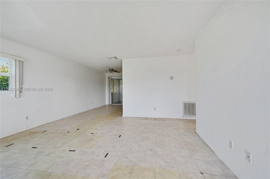 For Sale: $310,000 (2 beds, 1 baths, 1073 Square Feet)