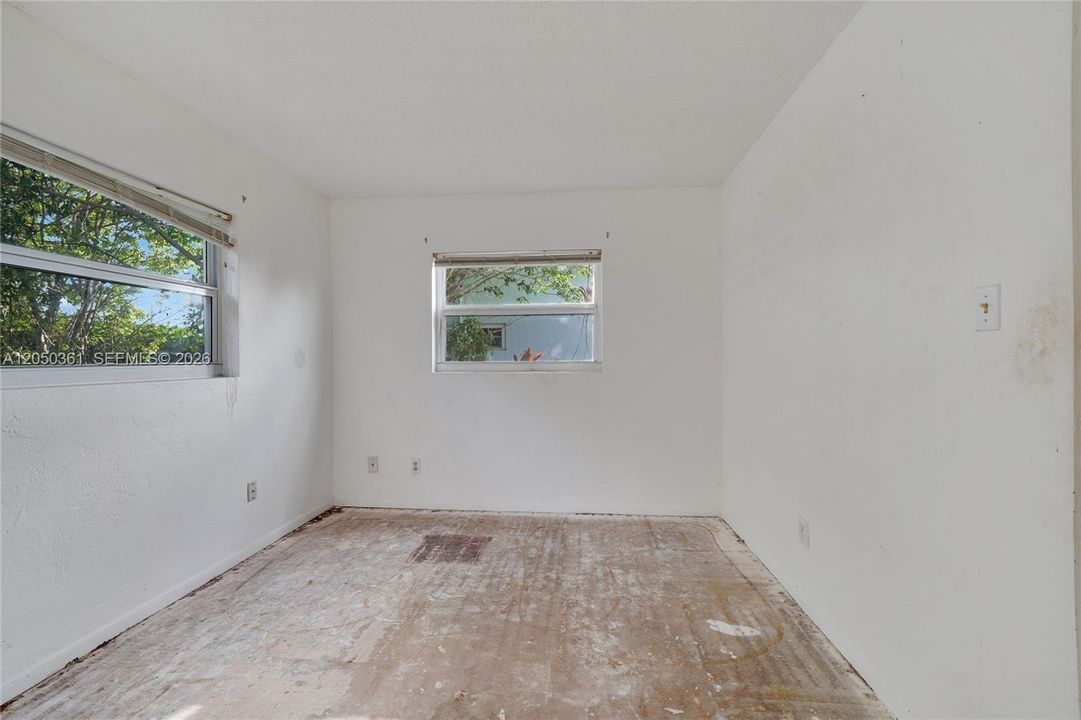 For Sale: $310,000 (2 beds, 1 baths, 1073 Square Feet)