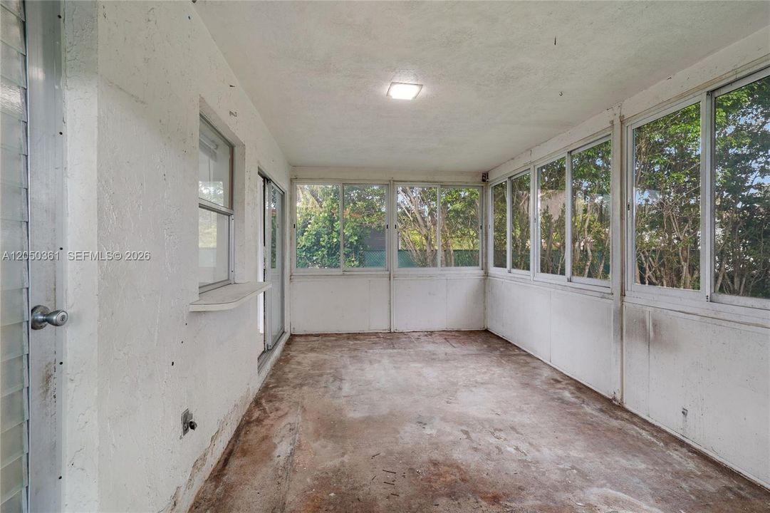 For Sale: $310,000 (2 beds, 1 baths, 1073 Square Feet)
