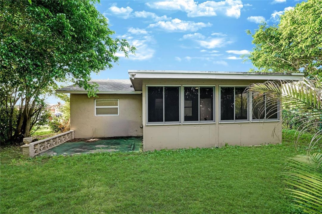 For Sale: $310,000 (2 beds, 1 baths, 1073 Square Feet)