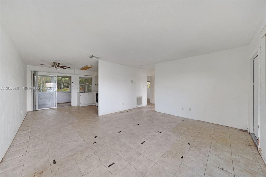 For Sale: $310,000 (2 beds, 1 baths, 1073 Square Feet)