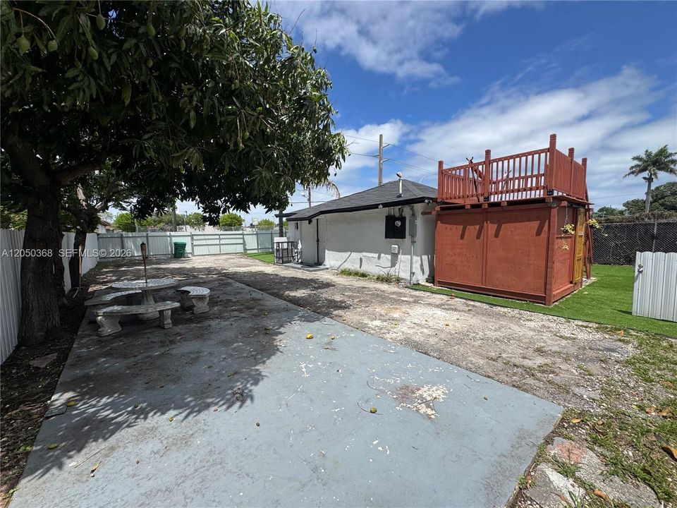 For Rent: $2,600 (2 beds, 1 baths, 1557 Square Feet)