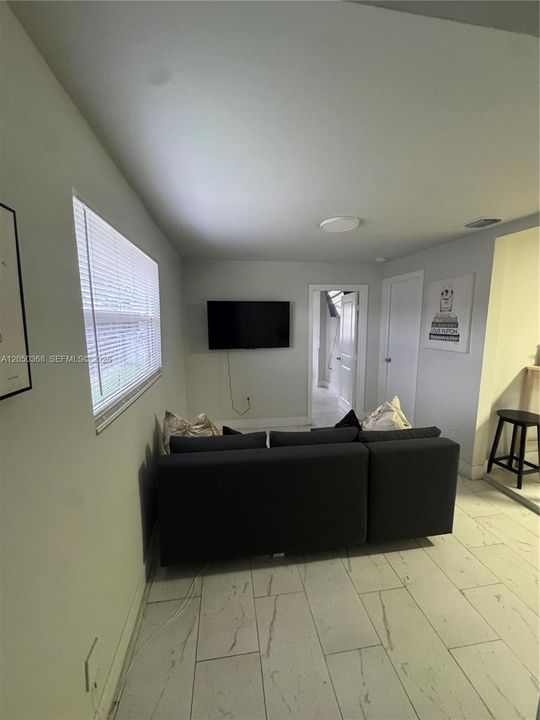 For Rent: $2,600 (2 beds, 1 baths, 1557 Square Feet)