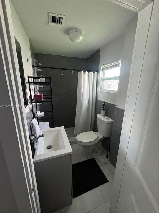 For Rent: $2,600 (2 beds, 1 baths, 1557 Square Feet)
