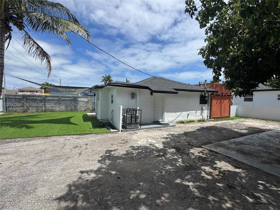 For Rent: $2,600 (2 beds, 1 baths, 1557 Square Feet)