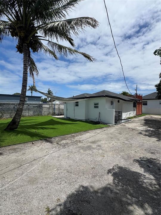 For Rent: $2,600 (2 beds, 1 baths, 1557 Square Feet)
