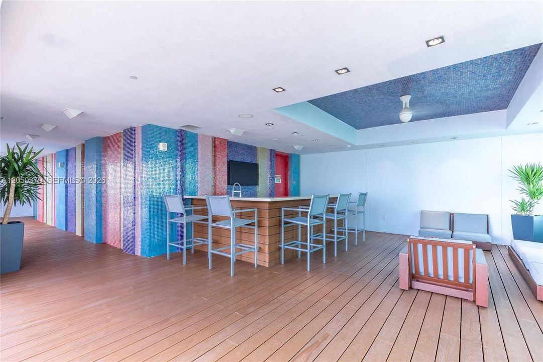For Rent: $4,400 (2 beds, 2 baths, 1200 Square Feet)