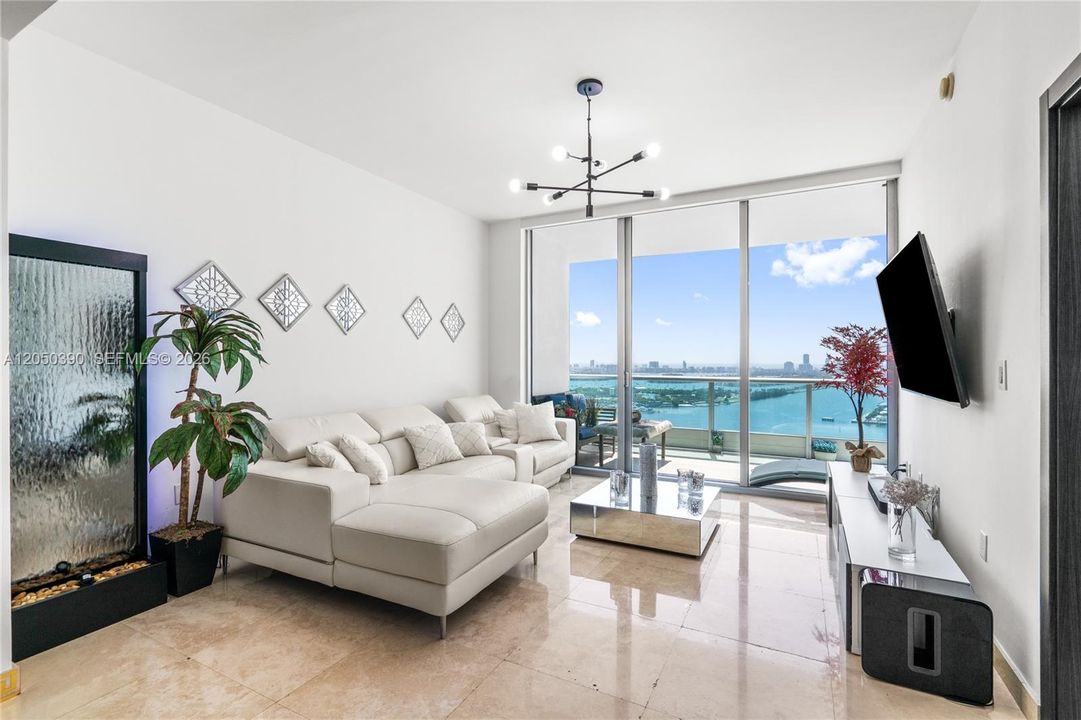 出租: $4,900 (1 贝兹, 1 浴室, 938 平方英尺)