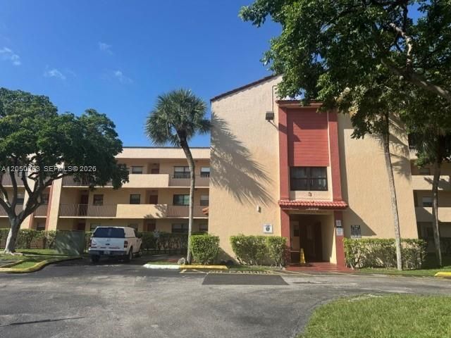 For Sale: $179,900 (2 beds, 2 baths, 820 Square Feet)