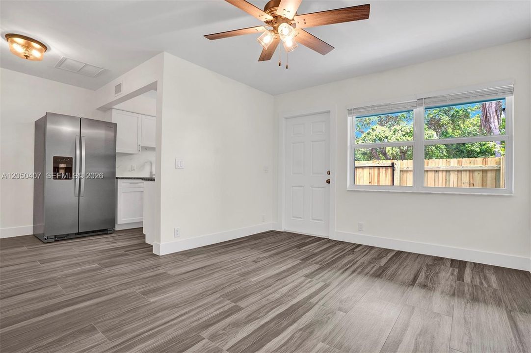 Active With Contract: $1,800 (1 beds, 1 baths, 500 Square Feet)