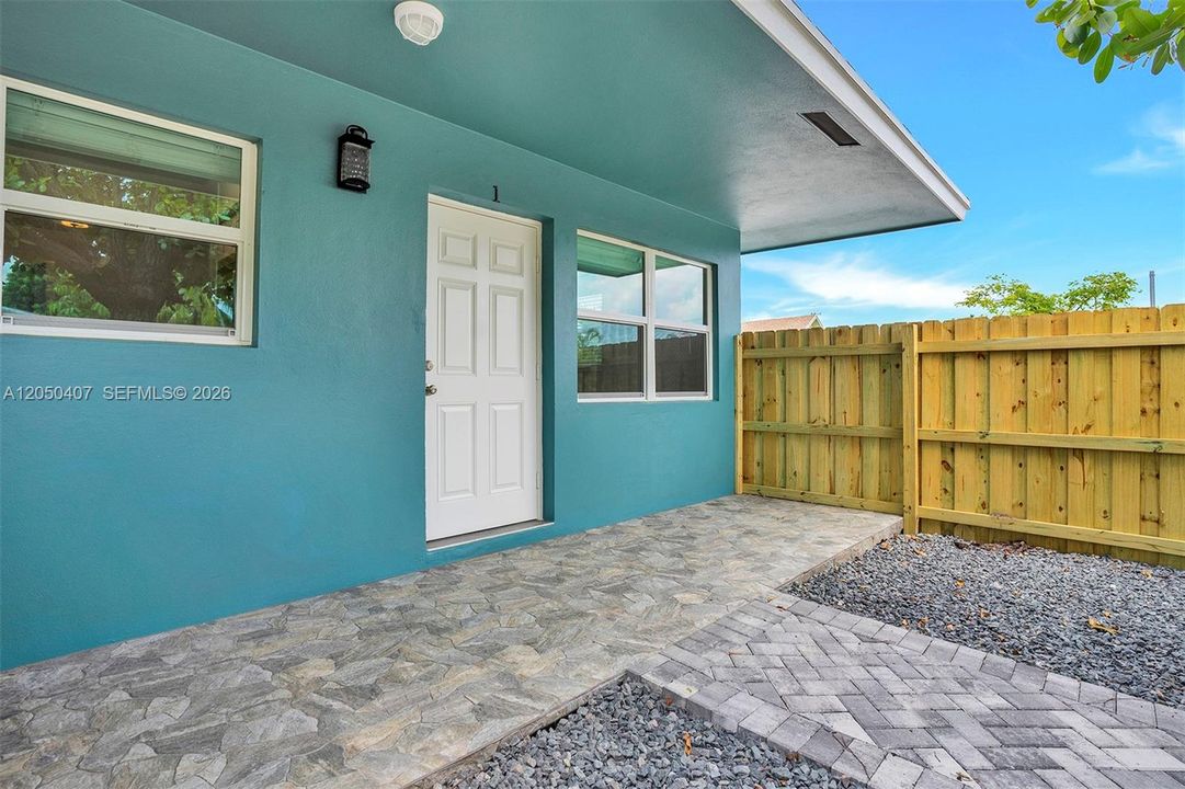Active With Contract: $1,800 (1 beds, 1 baths, 500 Square Feet)