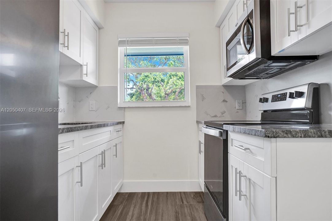 Active With Contract: $1,800 (1 beds, 1 baths, 500 Square Feet)