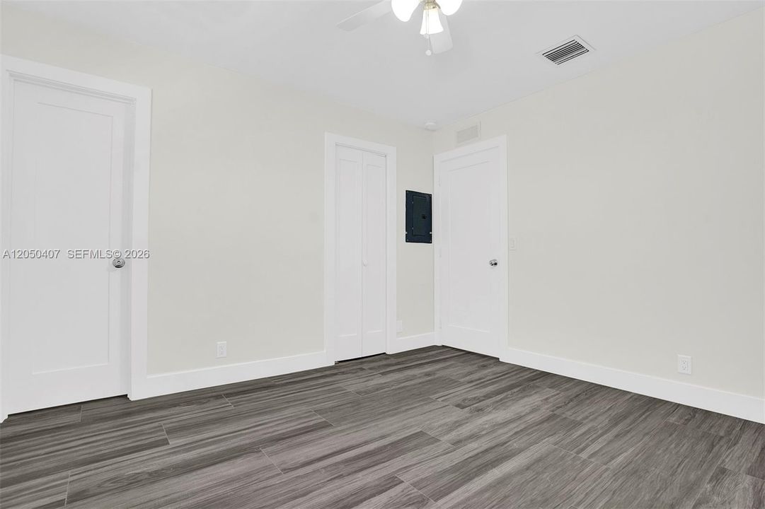 Active With Contract: $1,800 (1 beds, 1 baths, 500 Square Feet)