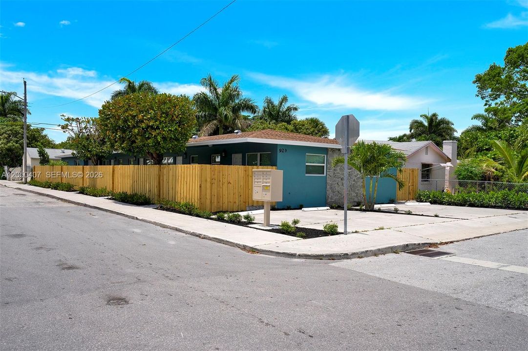 Active With Contract: $1,800 (1 beds, 1 baths, 500 Square Feet)